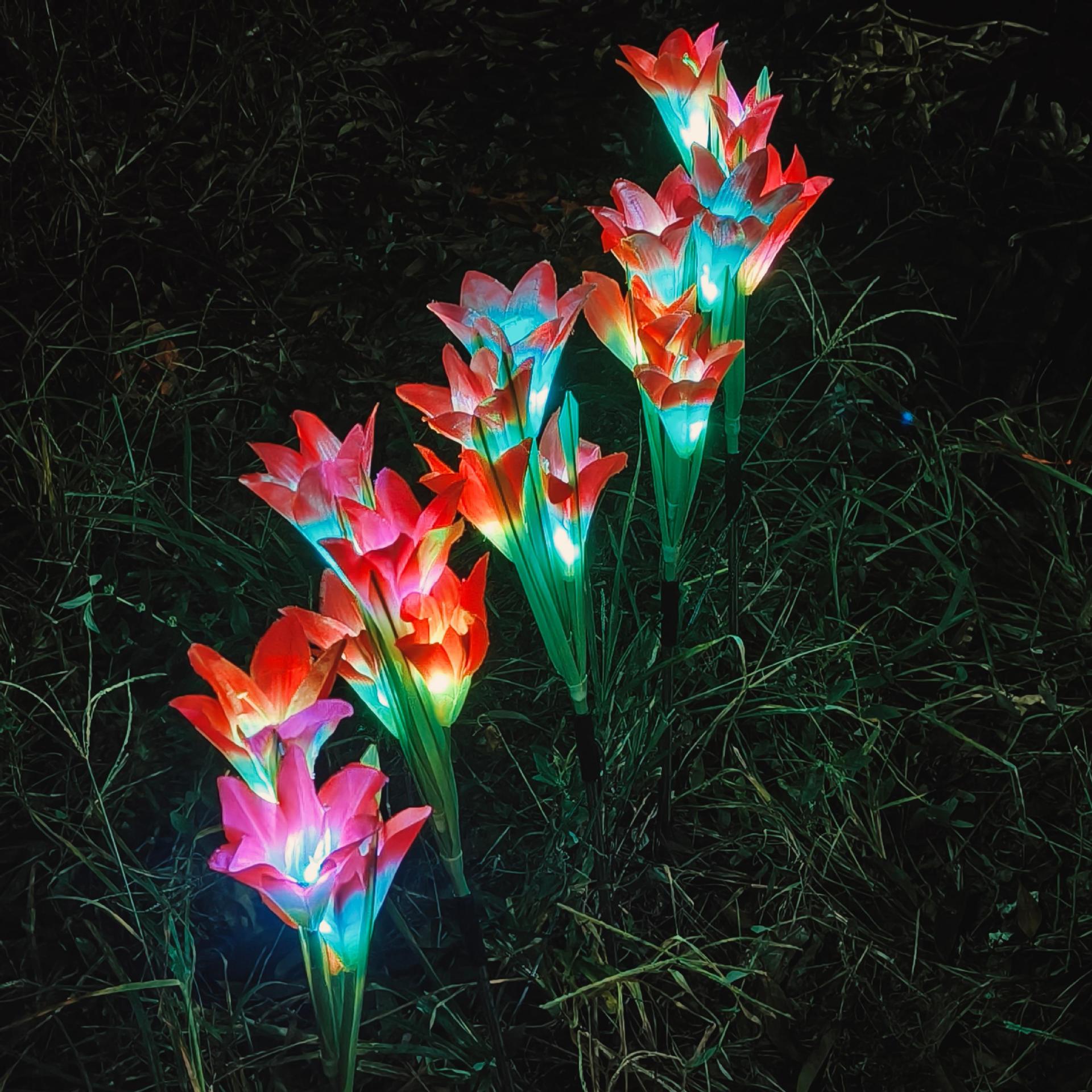 Decoración de la atmósfera de vacaciones girasoles, césped al aire libre, césped de trigo, jardín, lámpara de flores, estilo de enchufe
