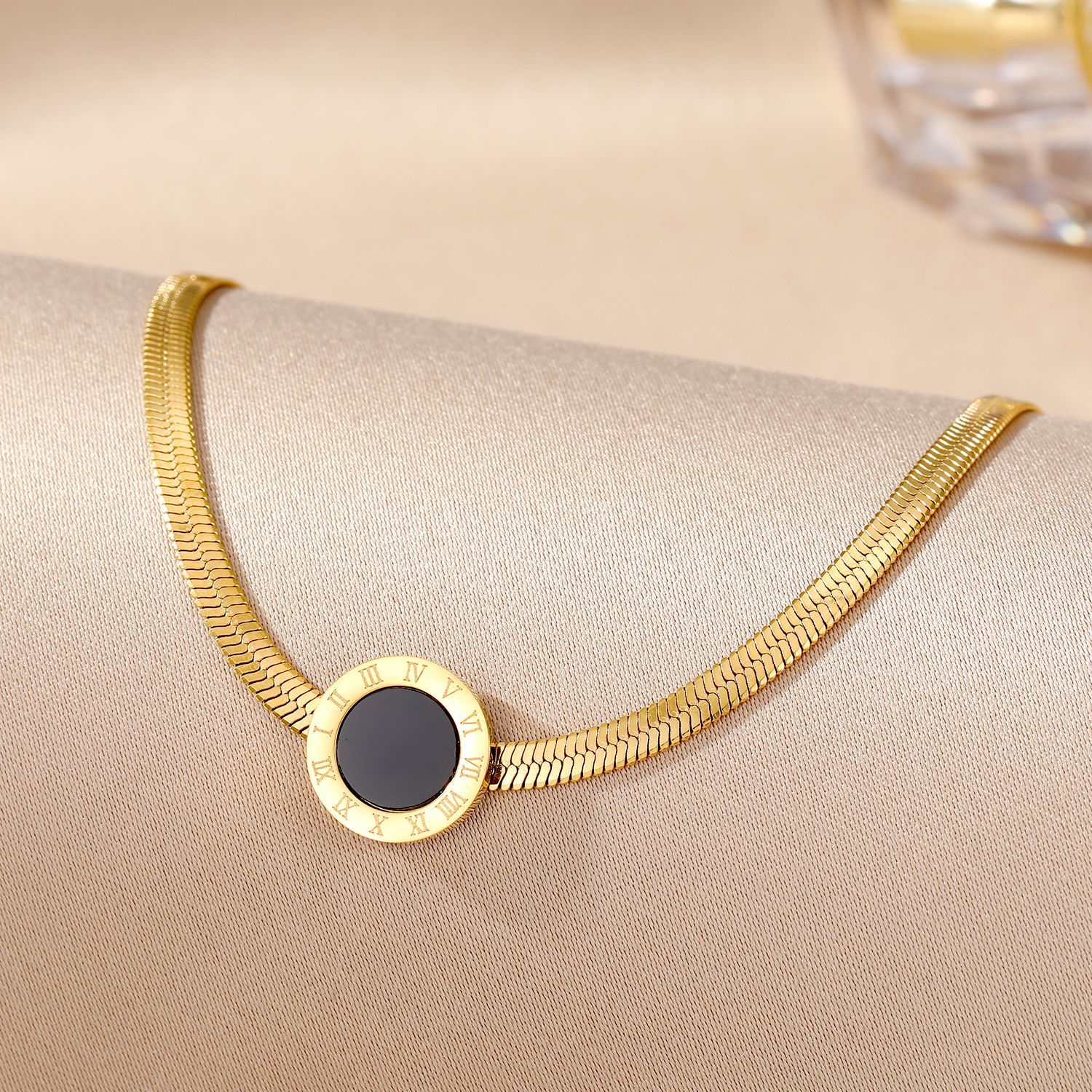 Bracciale in acciaio inossidabile con quadrante in stile lusso leggero e numeri, bracciale rotondo nero, catena con chiusura a cerniera, bracciale con catena a serpente piatta in oro_voghion.com