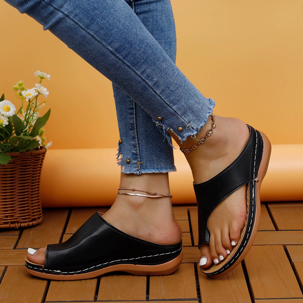 Amazon 2024 Летняя европейская и американская женская обувь Сандалии Трансграничная пляжная обувь большого размера Повседневная обувь на плоской подошве Оптовая продажа на танкетке с клипсами