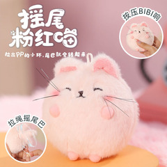 楽吉児は縄を引いてしっぽのピンクの猫の公仔を揺らします。