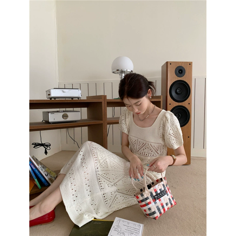 На месте настоящее корейское нежное темпераментное длинное трикотажное платье с полыми рукавами