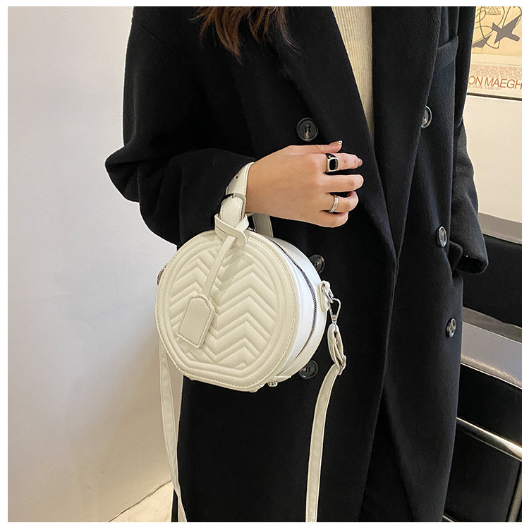 Korean Fashion Small Round Bag Handbag Rhombus Shoulder Messenger Bag display picture 3