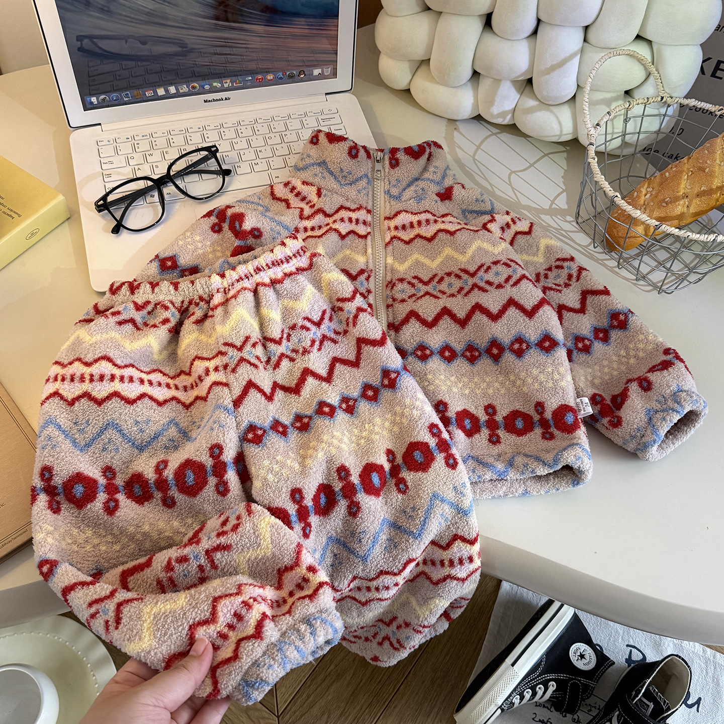 Invierno nuevo terciopelo grueso ropa de hogar para niños, hombres y mujeres, niños y niñas con un conjunto de calor coreano de ropa infantil al por mayor