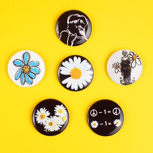 Spot Fashion Japanese and Korean Daisy Badge Student Quan Zhilong Cartoon Medal Tide Cool Badge Card School Bag Decorative Pendant