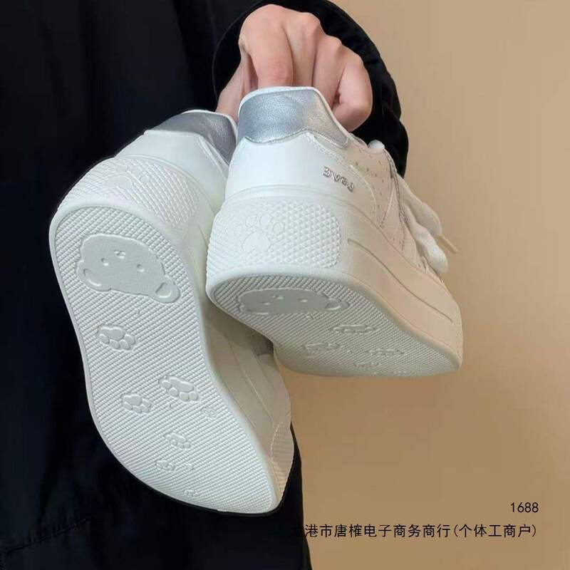 Cream-colored, thick-soled white sneakers for women, perfect with dresses, a stunning look for 2026, ideal for summer casual wear, and a trendy "bread shoe" style Cream-colored, thick-soled white sneakers for women, perfect with dresses, a stunning look for 2026, ideal for summer casual wear, and a trendy "bread shoe" style