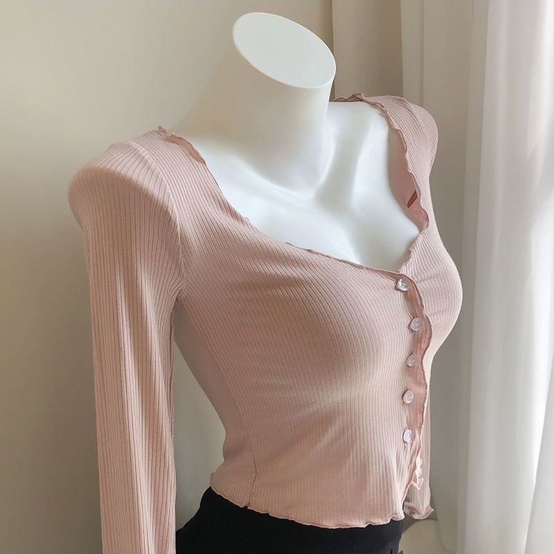 A sweet and innocent look, this slim-fitting, stretchy, short-sleeved cardigan with a deep U-neck that reveals the collarbone is perfect for a flattering silhouette. It's also a sun-protective outerwear piece.