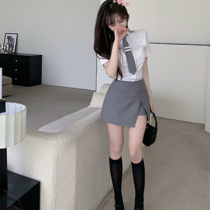대학 스타일 한국 스타일 반팔 셔츠 세트 여성 여름 새로운 슬리밍 디자인 센스 셔츠 그레이 스플릿 스커트