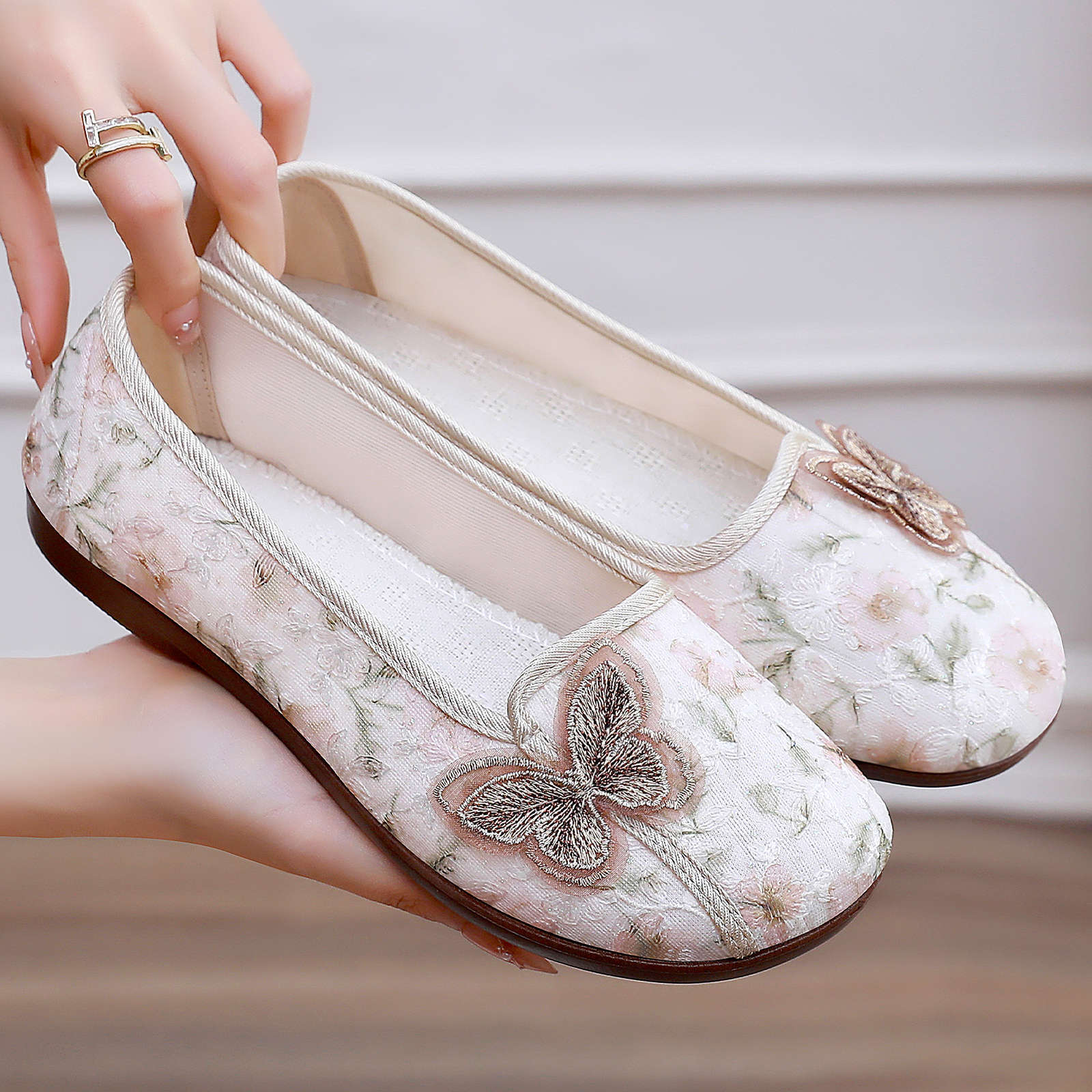Viejos zapatos de tela de Beijing para mujeres de verano nuevos zapatos bordados transfronterizos cómodos zapatos de boca superficial cómodos zapatos de madre suaves ligeros