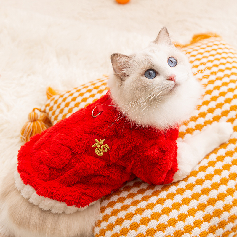 Año Nuevo chino de otoño y invierno para gatos con una chaqueta de terciopelo cálida de dos pies para celebrar el Año Nuevo para perros y mascotas.