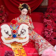 2025婚房狮子头布置婚礼喜庆单拍照订婚晨袍装饰道具醒狮创意摆件