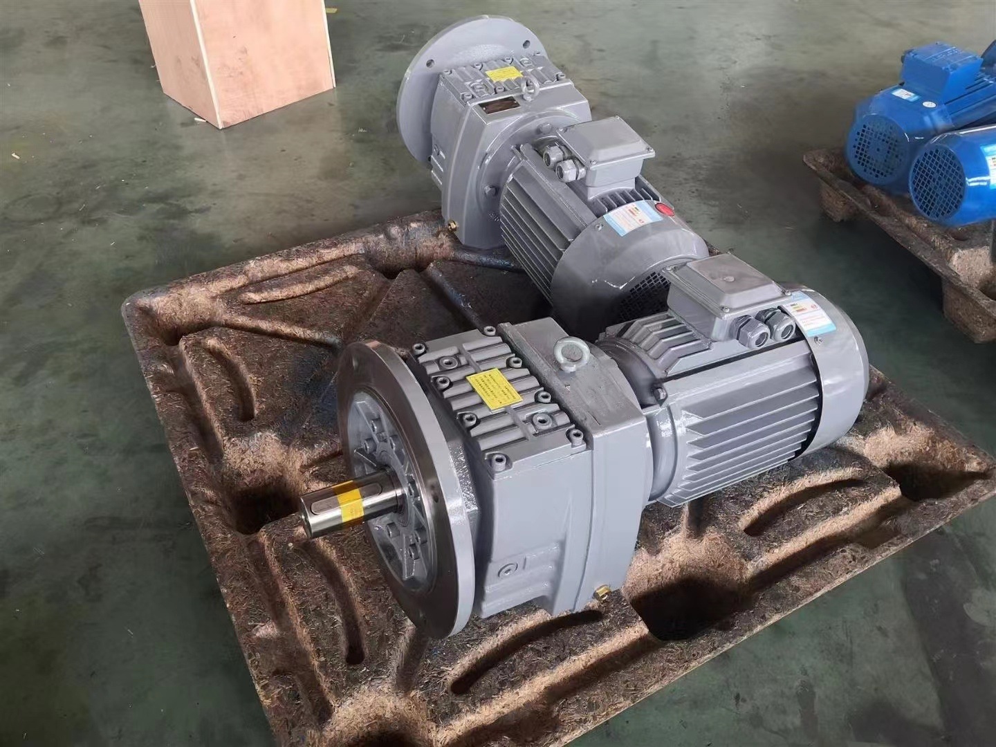 R系列斜齿轮硬齿面减速机 RX77 RF167  R137 R97  R67  R47 RF37