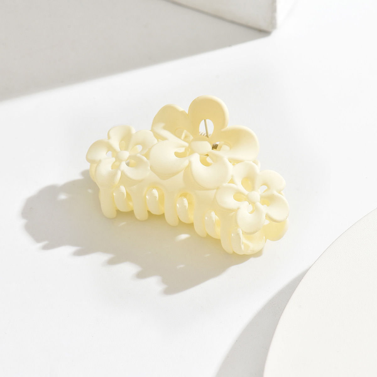 Flores de ciruela, clip de cabello medio, clip de cabello esmerilado negro, tres flores detrás de la cabeza, clip de cabello 5.5CM