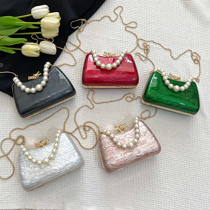 Mala de ombro com pérolas estilo chanel para mulher com corrente_voghion.com