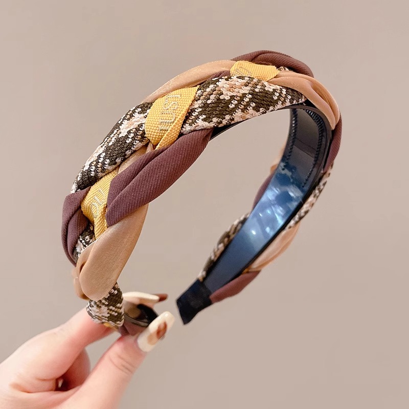 El mismo tipo de correa de ciervo blanco aumenta la altura de la correa de cabello plegada de la parte superior del cráneo. Las tarjetas de cabello de primavera muestran cara pequeña en 2025.