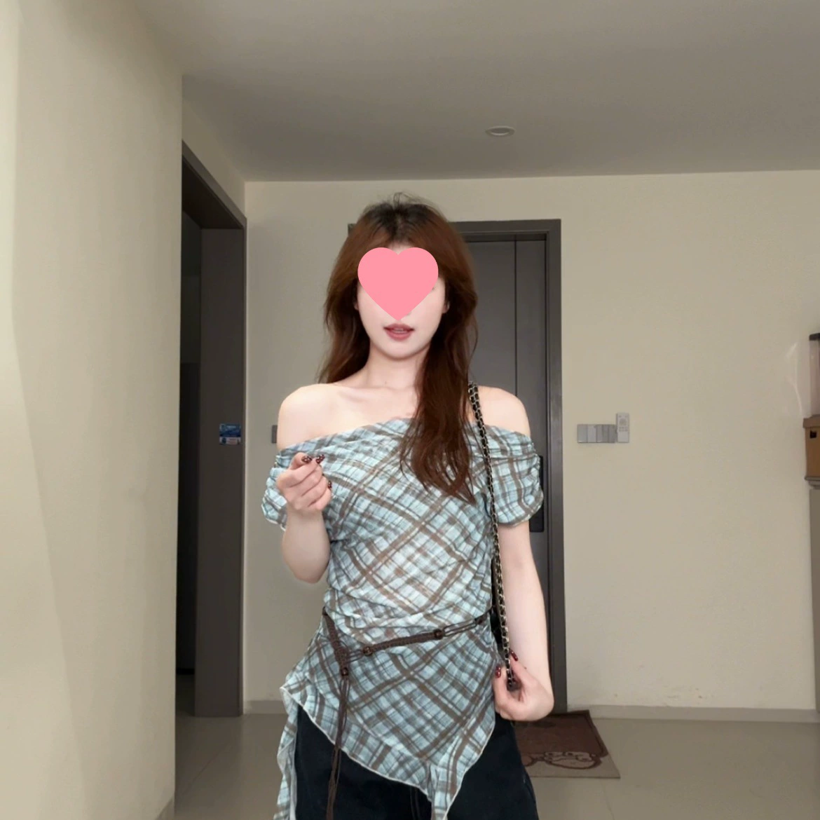 2025 новый летний корейский модный простой дизайн универсальный утягивающий клетчатый топ контрастного цвета без рукавов с поясом