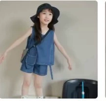 Комплект для девочек: джинсовый жилет с карманами и шорты 2 предмета