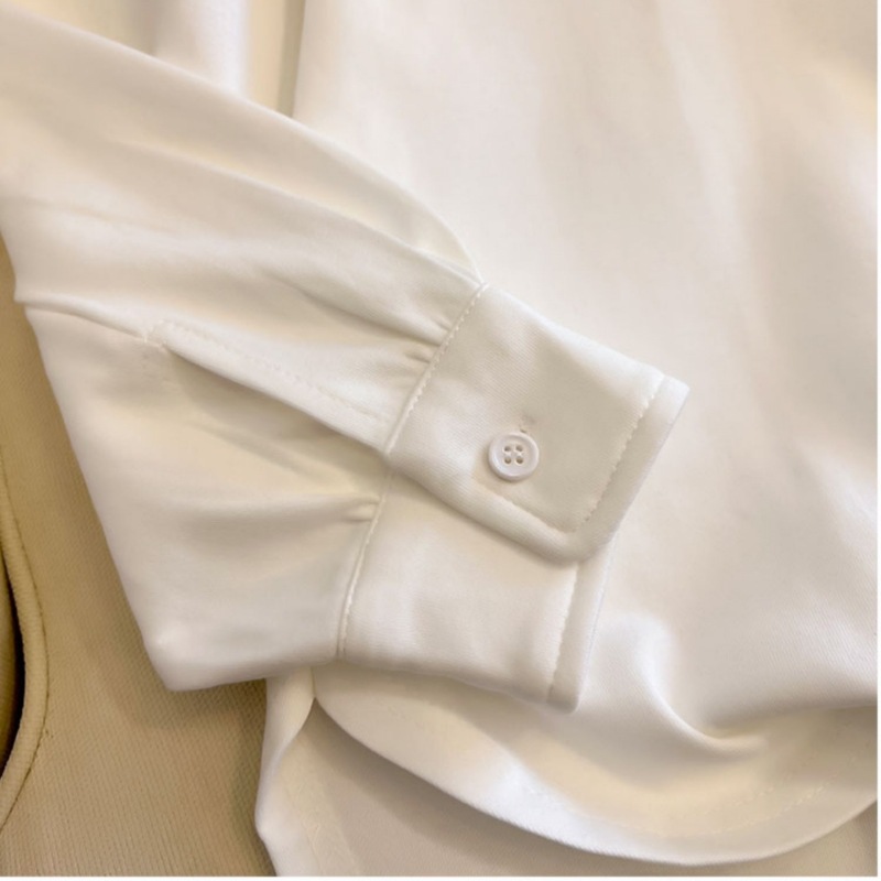 白い中長の長袖tシャツの女性は秋冬にヨーロッパの商品の中にガードルのシャツとサメのズボンの上着を着ます。