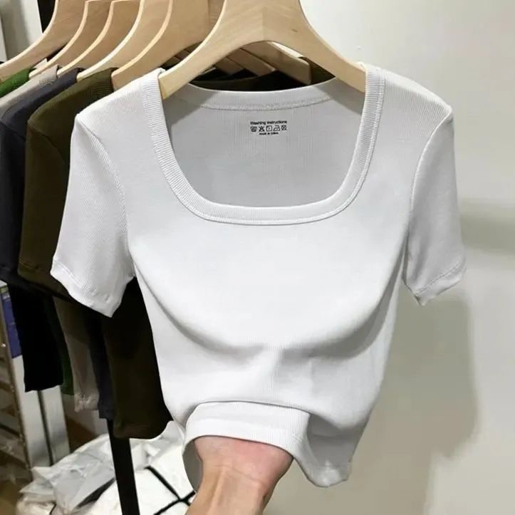 2025年夏新作女性用右肩半袖Tシャツ、ピュアでシック、甘くてスパイシー、鎖骨露出スクエアカラートップ、スレッドTシャツ|undefined