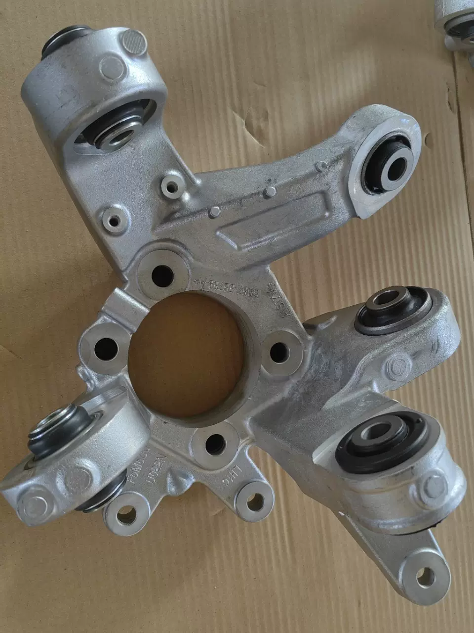 适用于福特探险者13-17款汽车 转向节 后右 DB5Z-5B758A