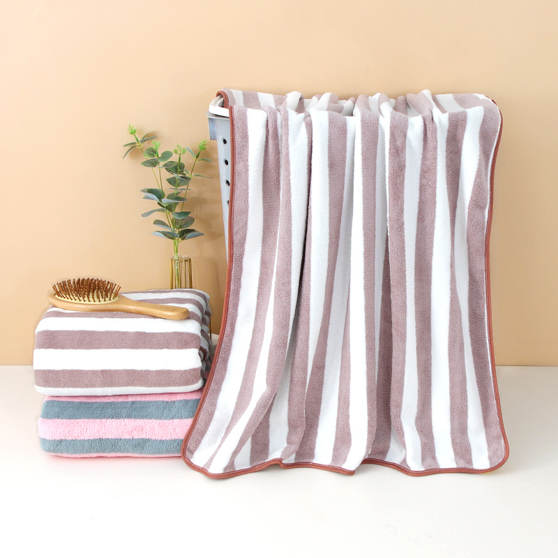 El nuevo hogar para adultos aumenta el grosor y absorbe el agua. El baño se puede envolver en una toalla de baño.