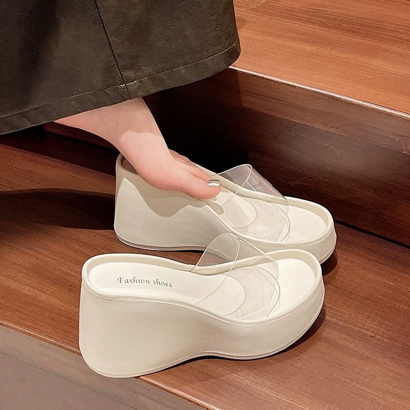 하이힐과 두꺼운 바닥을 가진 투명한 슬리퍼 여성용 외부 착용 여름 2025 새로운 스타일의 높은 쐐기 비치 샌들