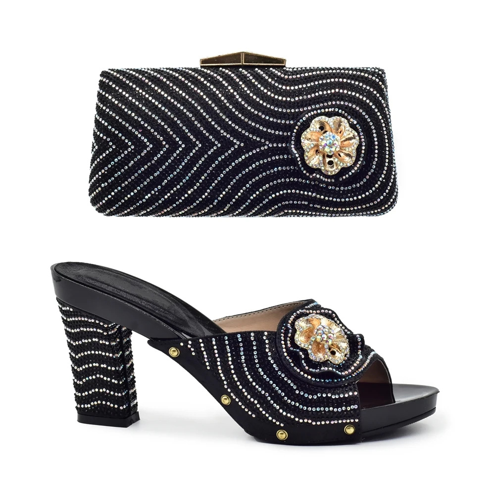 Pair the evening with floral embellished round toe high-heeled sandals and a stylish clutch casual suit_vogvips.com