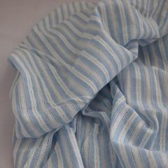 全綿の海の色の青と白の間の沙羅は総合的な色の織条を絞って透かしを開けて刺繍の模様のシャツのワンピースの生地を編みます。