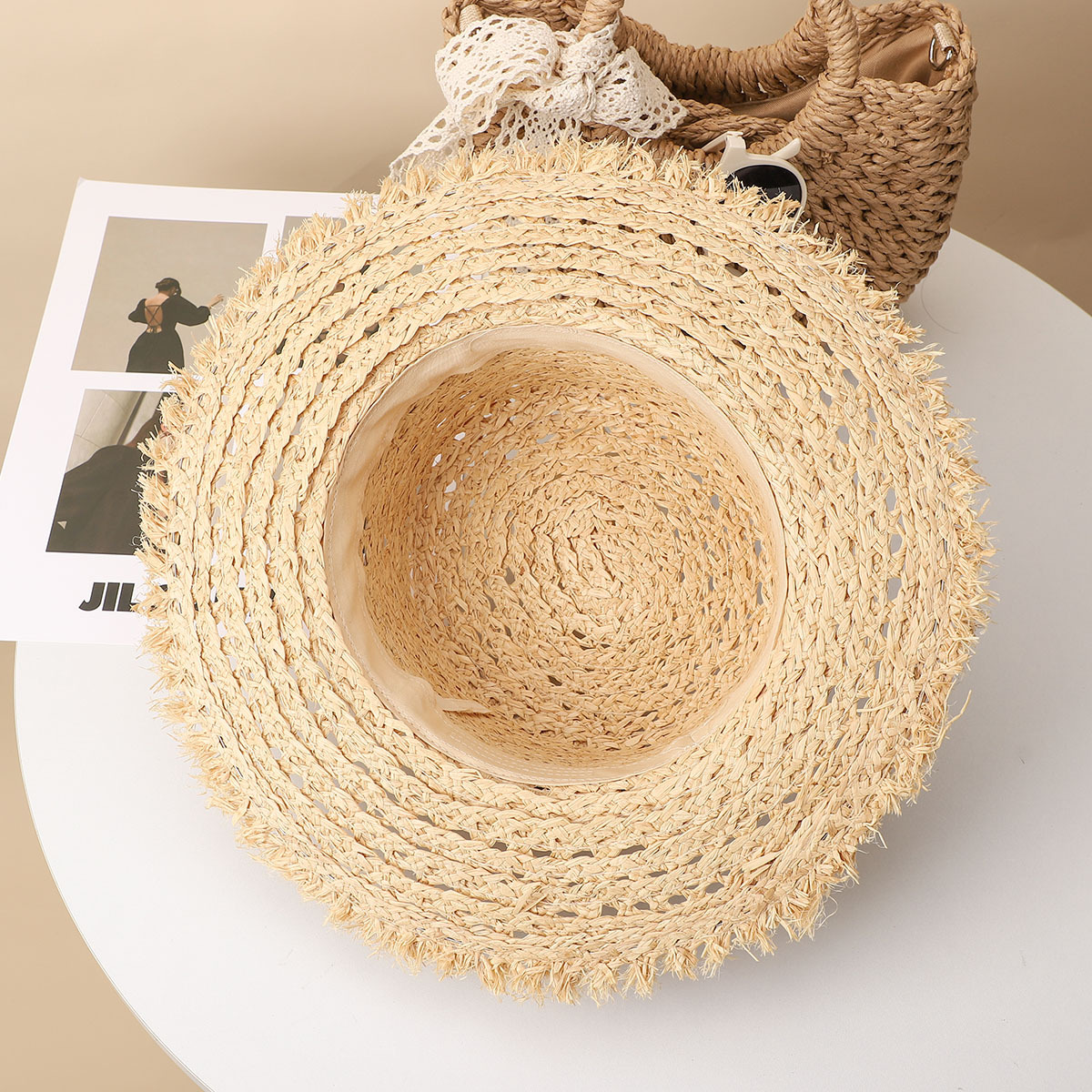 Chapéu de sol de ráfia estilo hepburn com bordas desfiadas_voghion.com