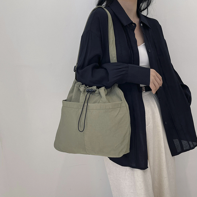 A stylish single-shoulder crossbody bag for 2024, a large-capacity casual commuting bag for classes, and a beautiful and fashionable underarm bag for women full figure