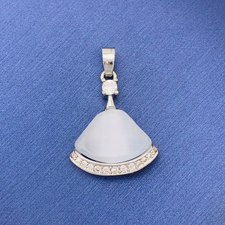 百種類のペンダントは心のままにファッションの経典を配合します。カップルの美しいペンダントは親友のアクセサリーを送ります。