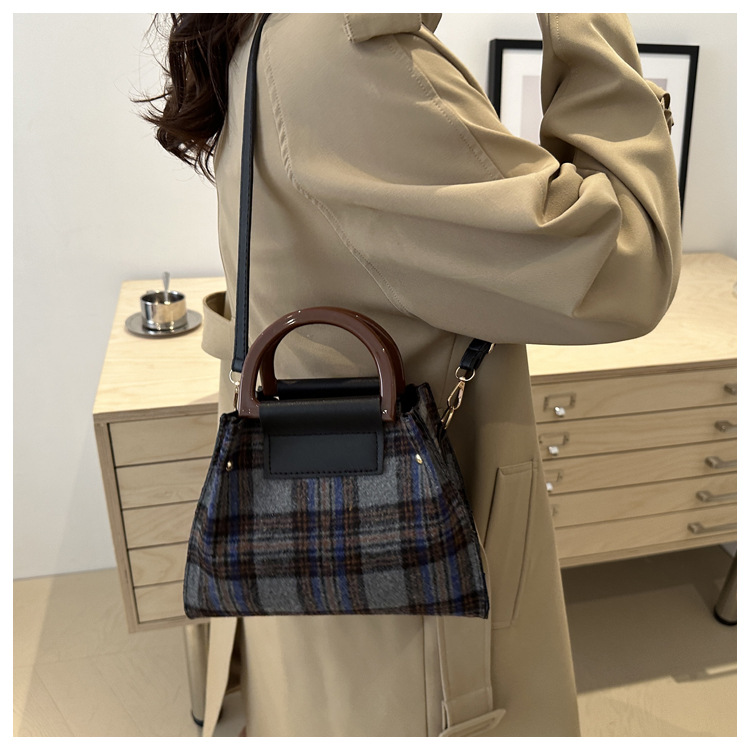 This is a trendy and stylish single-shoulder underarm bag with a contrasting color for the autumn of 2024. It features a unique design and is retro and individualistic undefined