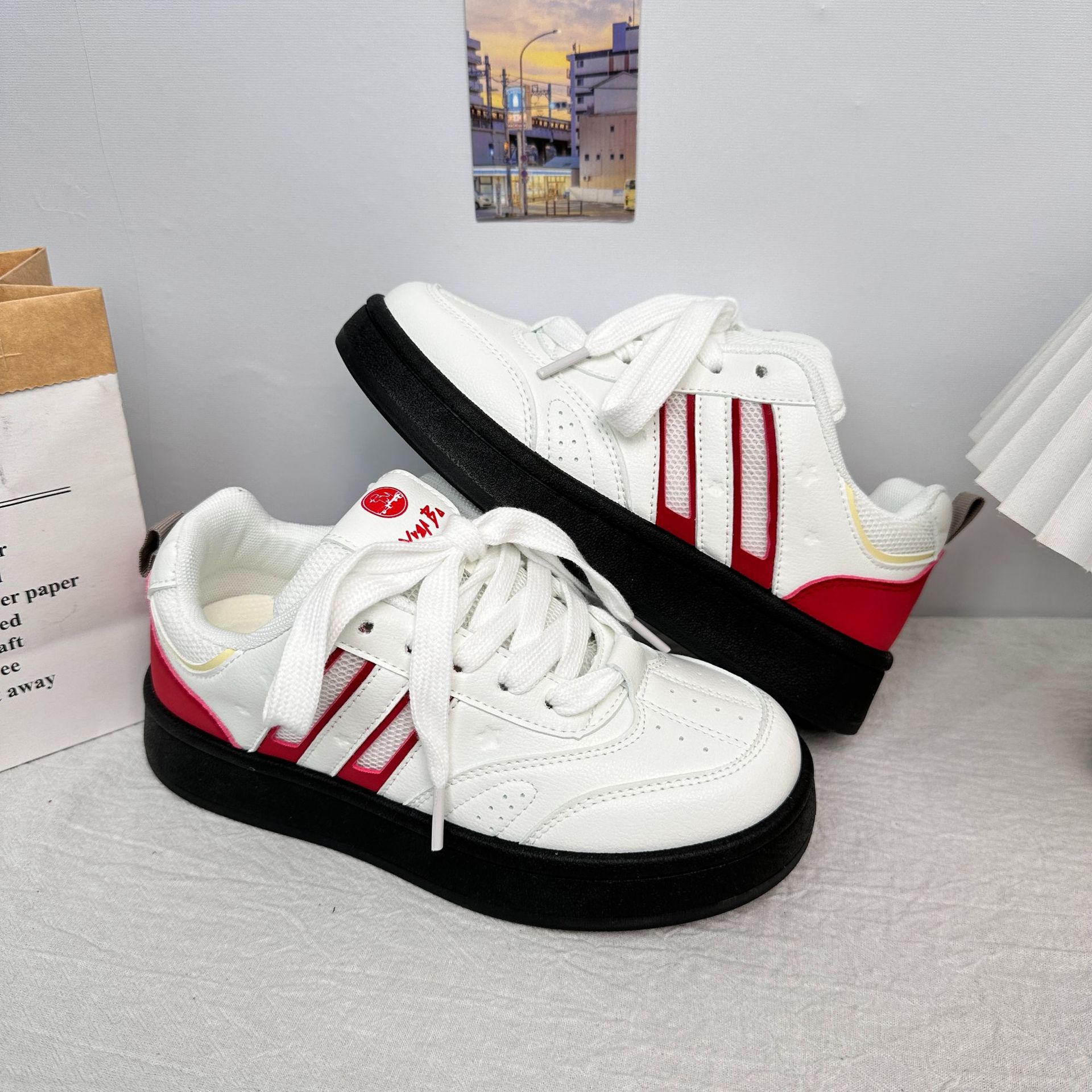 Yuanbo versión coreana de zapatos de pan de color caramelo para mujer 2025 primavera nuevas zapatillas deportivas retro zapatos blancos de moda para el cabello