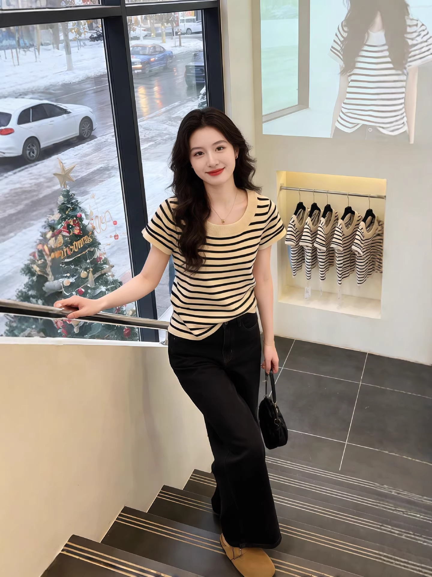 Áo thun nữ cổ U sọc kẻ ngang tay ngắn dệt kim sợi mát form ôm dáng ngắn — Đen dải màu trắng xen kẽ