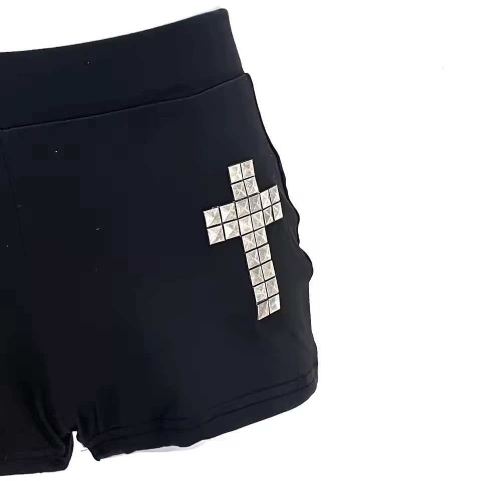 Женские ретро шорты slim-fit, акцент на бедрах со стальным крестом-стразами, американский стиль, чёрные (S–L)