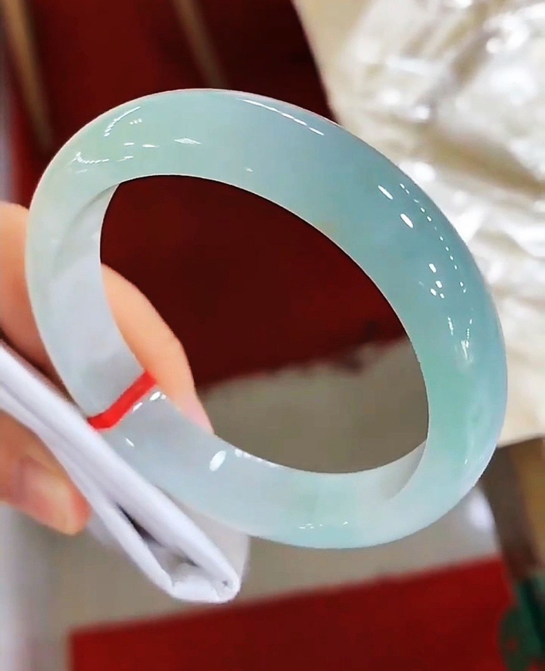 Vòng tay ngọc bích tự nhiên Miến Điện loại A băng xanh nhạt cao cấp có giấy chứng nhận chi tiết 6