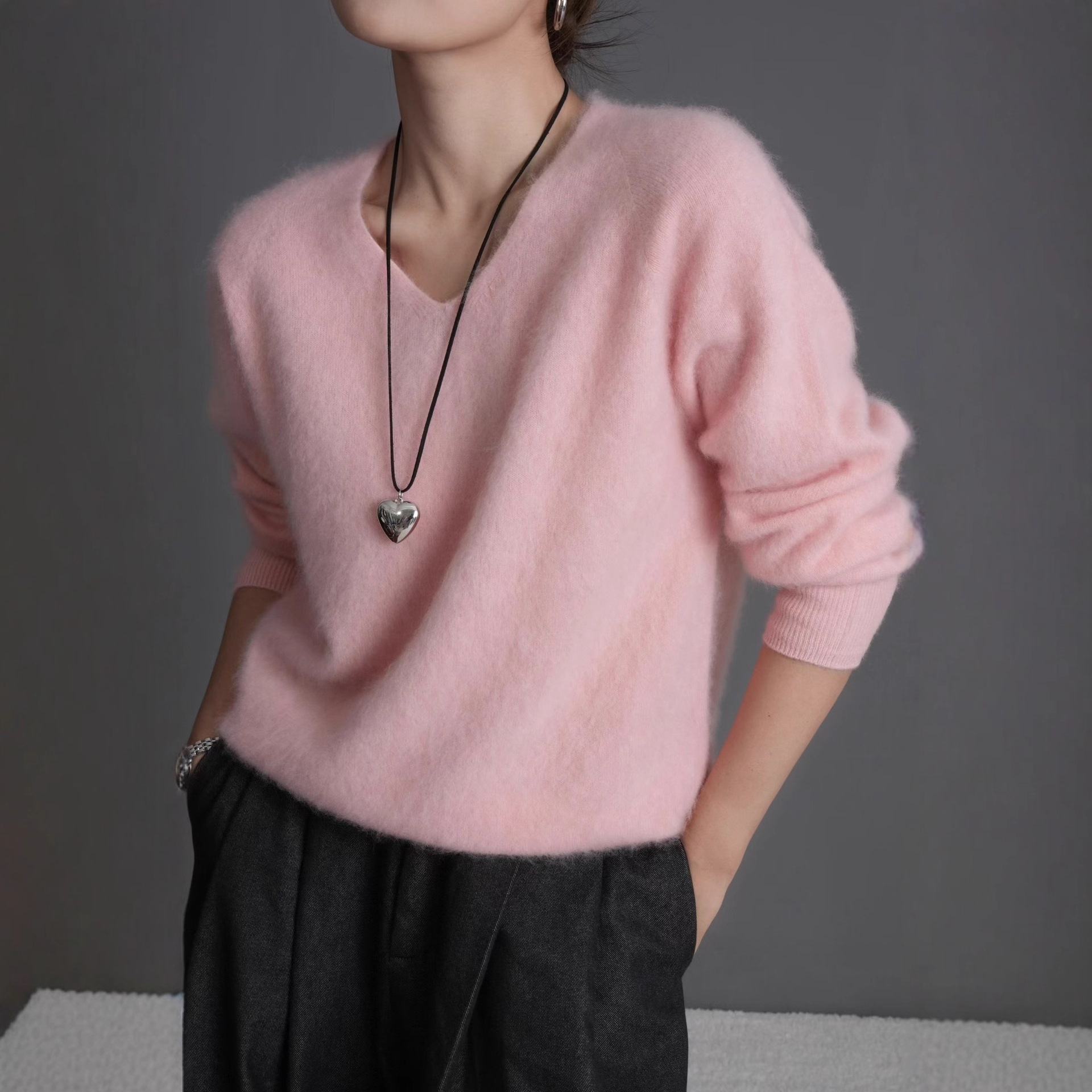 软糯轻奢V领羊绒拉绒毛衣女2025秋冬新款百搭纯色内搭羊绒衫