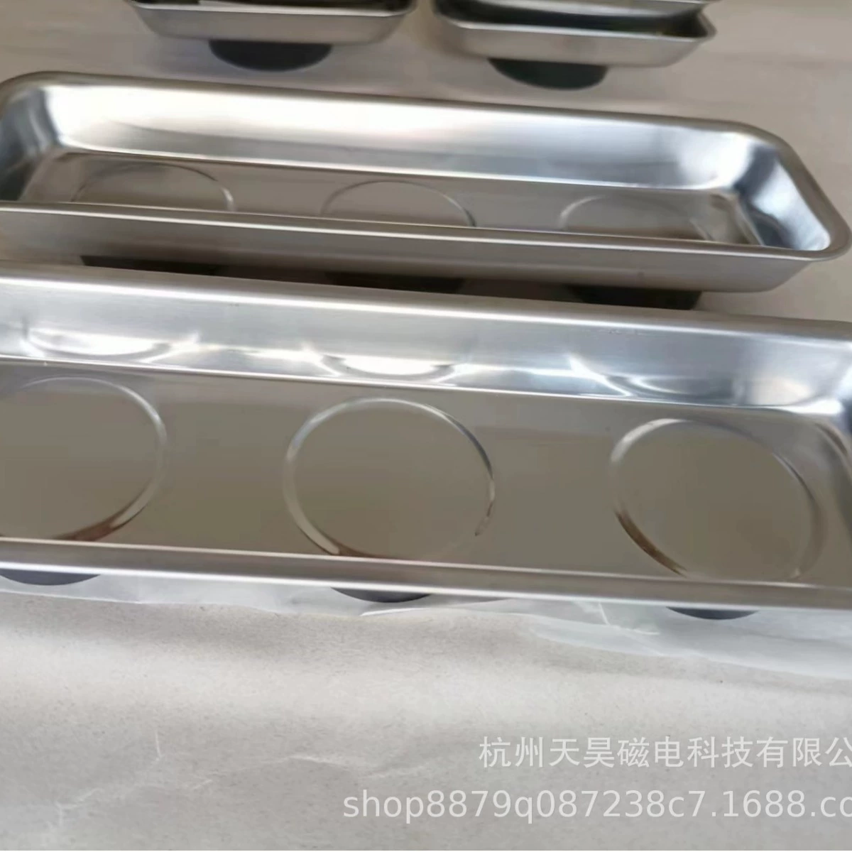 Верхняя часть магнитного лотка с тремя отделениями изготавливается из нержавеющей стали марки 430, с магнитами на нижней стороне, и пластиковый корпус PTR на нижней стороне.