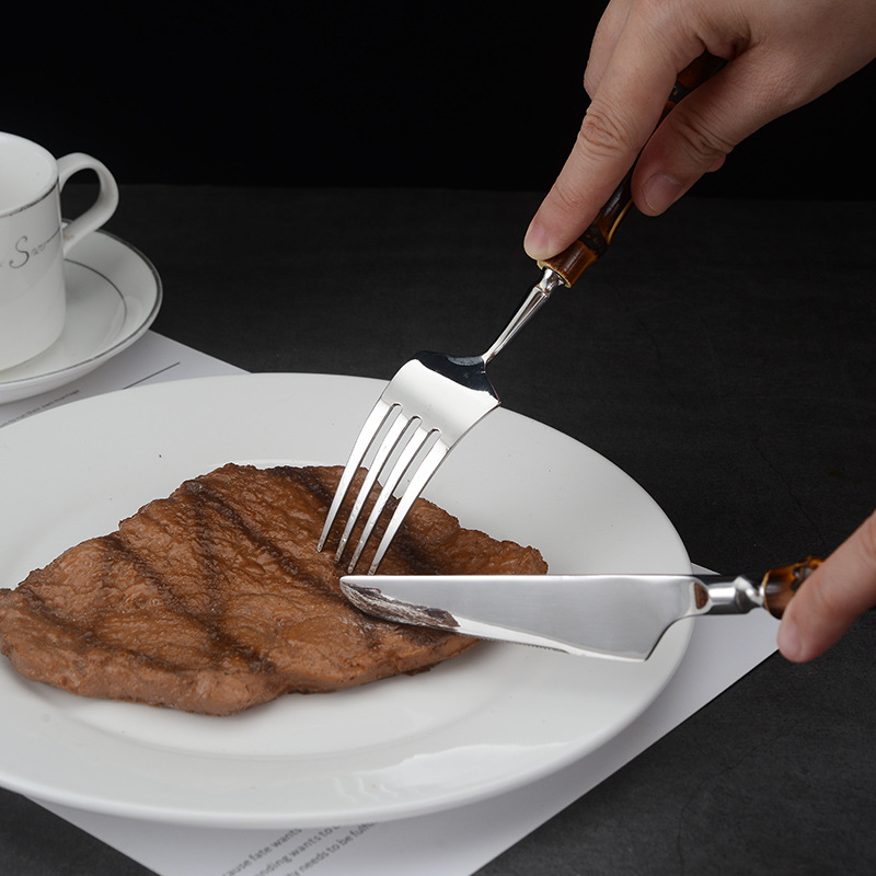 Vajilla de comida occidental Cuchillo y tenedor Cuchara de café Cuchara de helado de postre Mango de bambú Juego de vajilla de acero inoxidable Caja de regalo