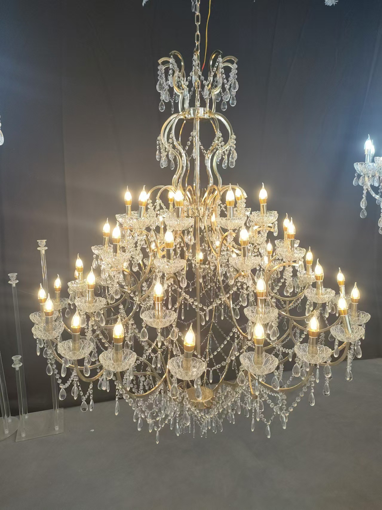 Fabricante nuevo salón de bodas galvanizado lámpara de cristal de hierro forjado ceremonia de bodas hotel pabellón lámpara de decoración techo