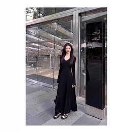 法式茶香可颂长袖针织连衣裙女收腰显瘦气质秋冬V领内搭打底长裙