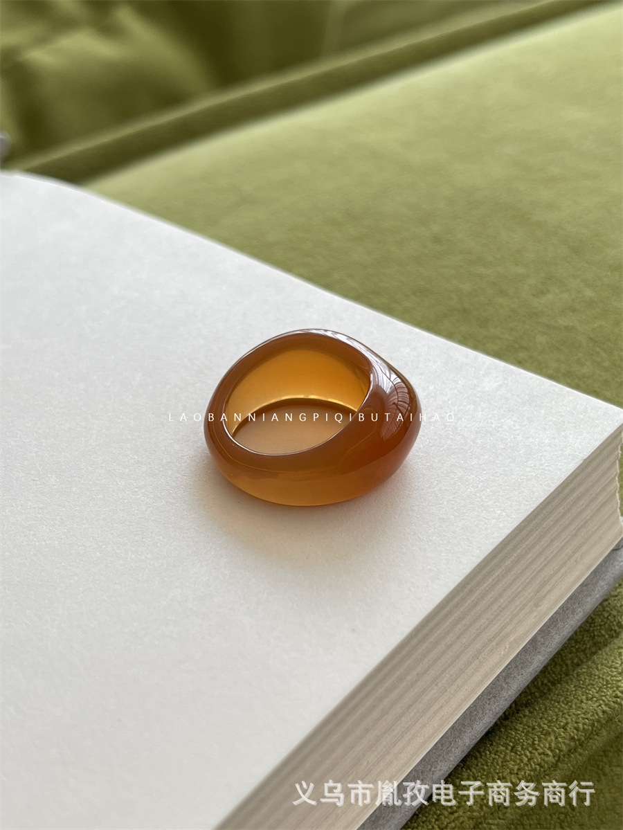 El pequeño blogero del libro rojo con el mismo anillo de resina en forma de tesoro único de nicho, anillo de viento frío para atraer riqueza