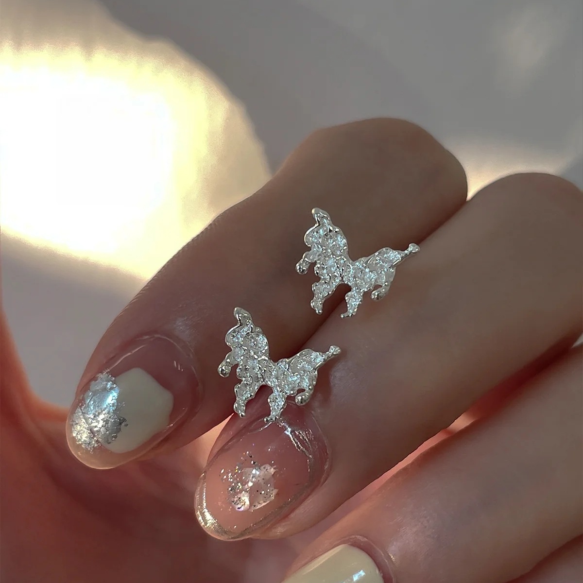 Puesto de mercado nocturno Pendientes de temperamento de moda caliente Pendientes de otoño e invierno para mujer Pendientes de perlas de imitación de lujo ligero de alta gama al por mayor