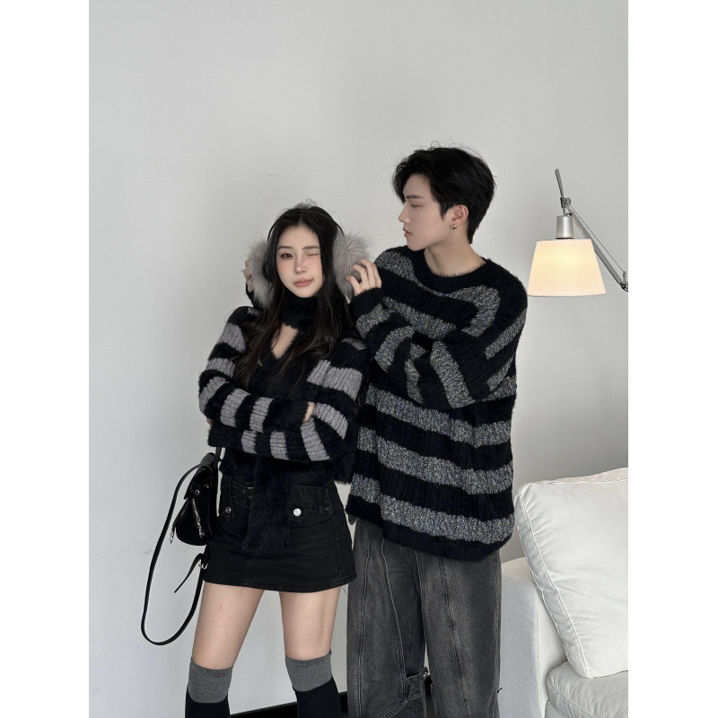 2024 가을과 겨울 새로운 커플 원피스 어두운 게으른 스타일 틈새 디자인 줄무늬 스웨터 니트 스카프