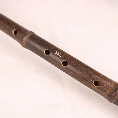 A professional dizi (bamboo flute) made of purple bamboo, supplied by the manufacturer, for beginners. It is a G-tuned F-flute with six holes, featuring one, two, or three sections, and has a classical ancient Chinese style.
