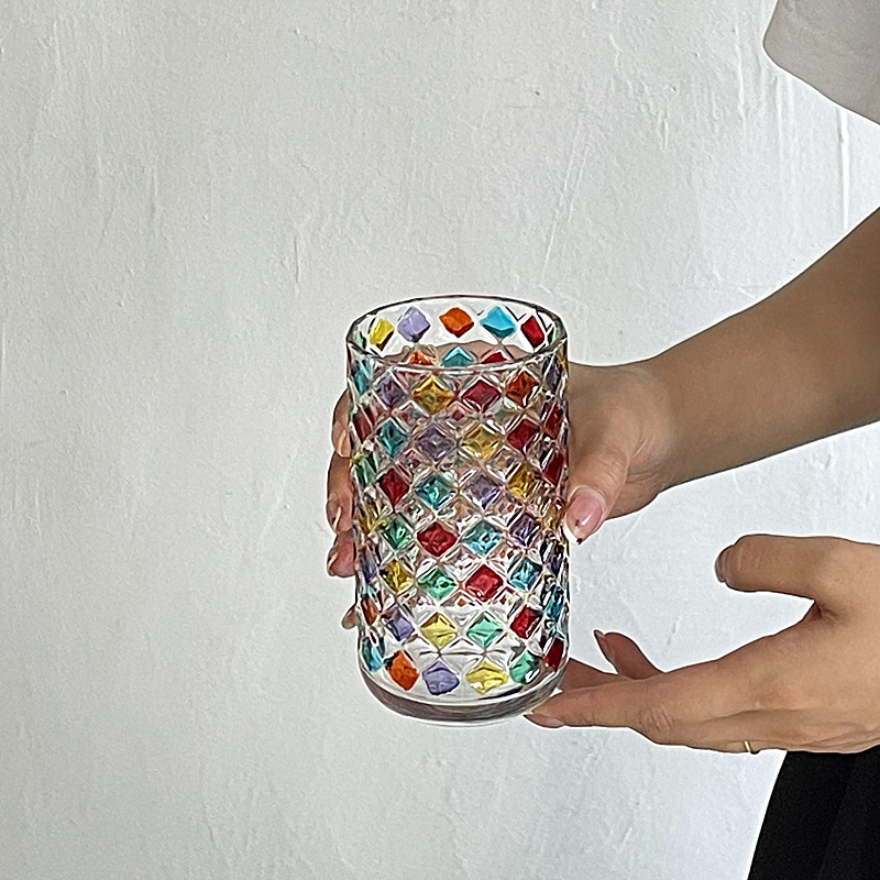 Ins nicho diseño de color contrastante pintado a mano taza de agua de vidrio de colores taza de jugo refractará la luz del arco iris taza medieval