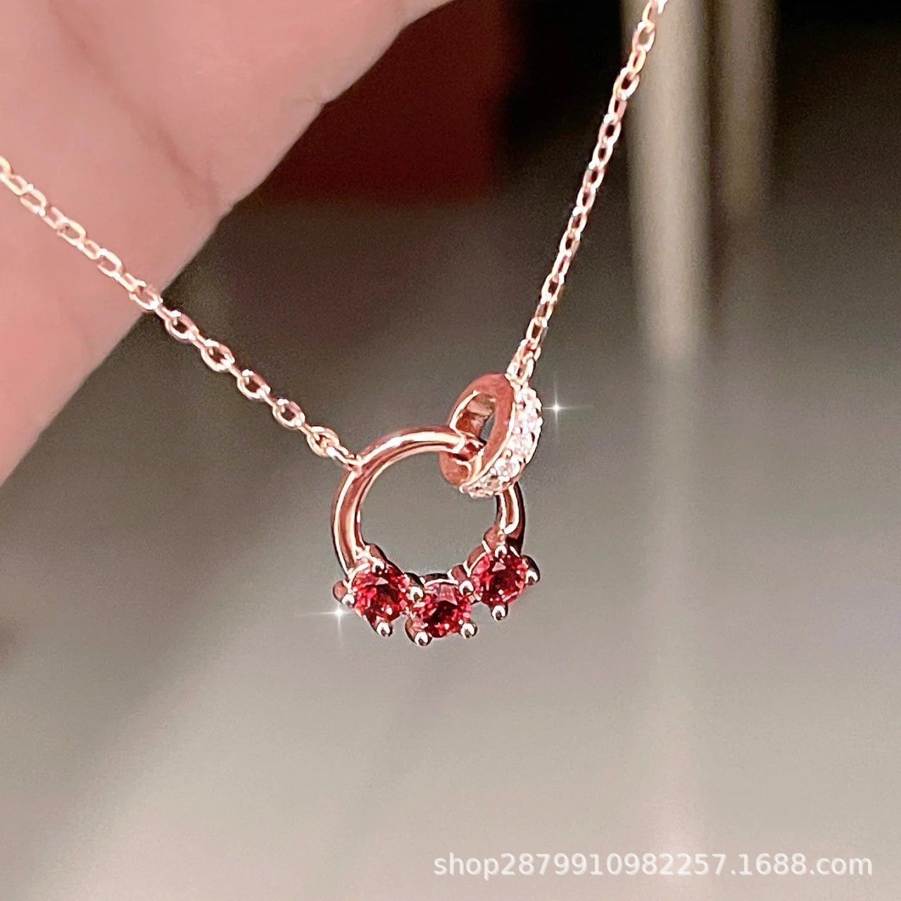 Xiaohongshu's Popular Interlocking Garnet Necklace for Women, Versatile, Light Luxury, Niche Design, High-End Clavicle Chain