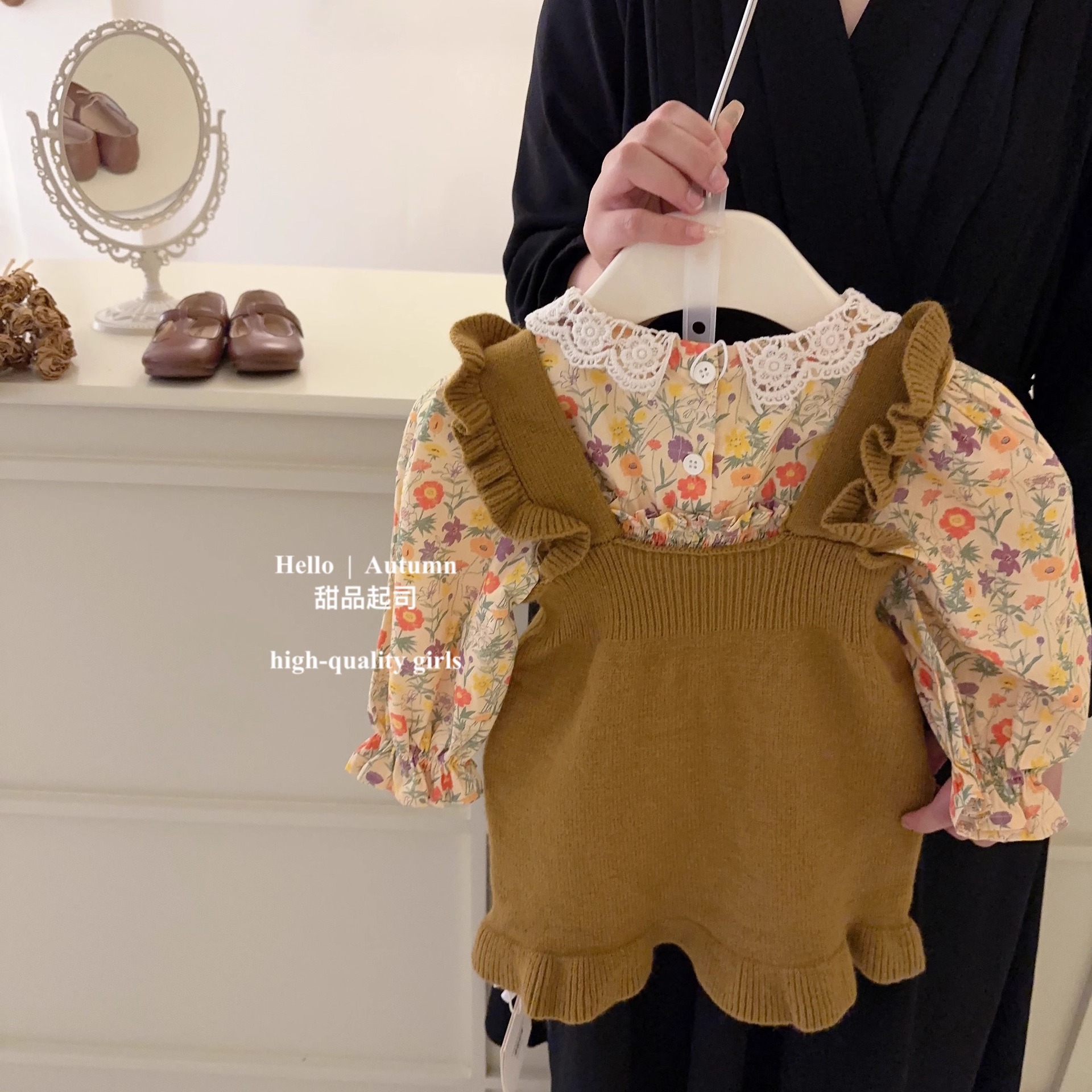 Korean version of children's clothing for girls in spring and autumn knitted small flying sleeves shoulder skirt 2025 new fashionable little girl brown suspender skirt