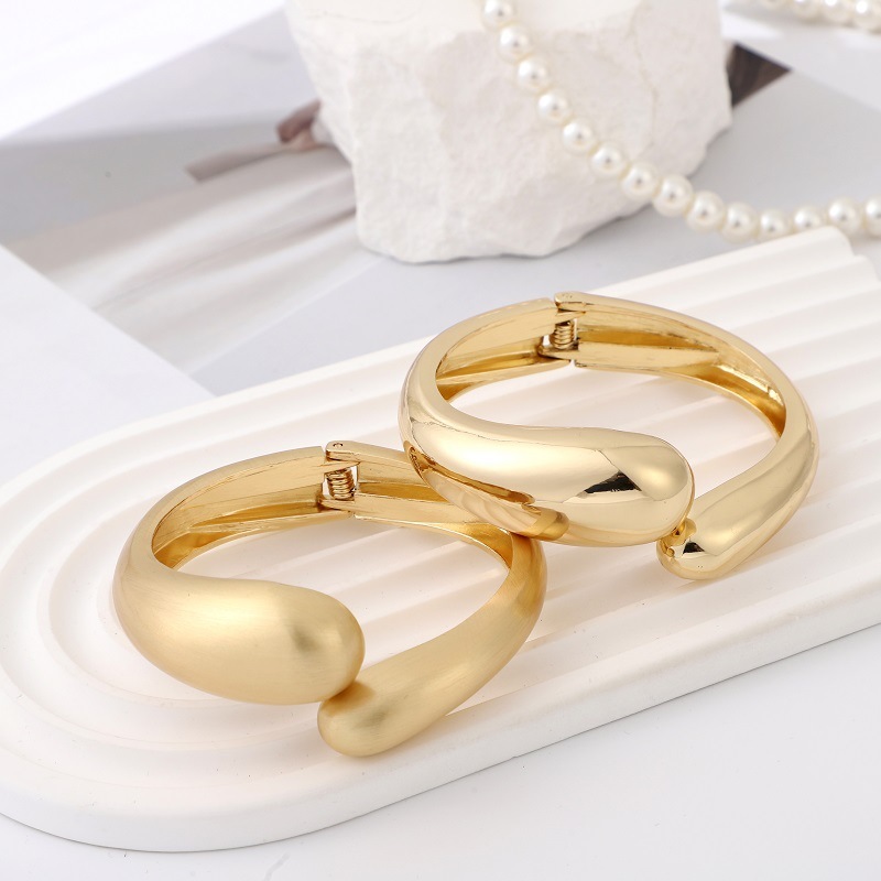 Europe and the United States cross-border fashion water drop smooth bracelet design asymmetric personality alloy bracelet jewelry manufacturers wholesale