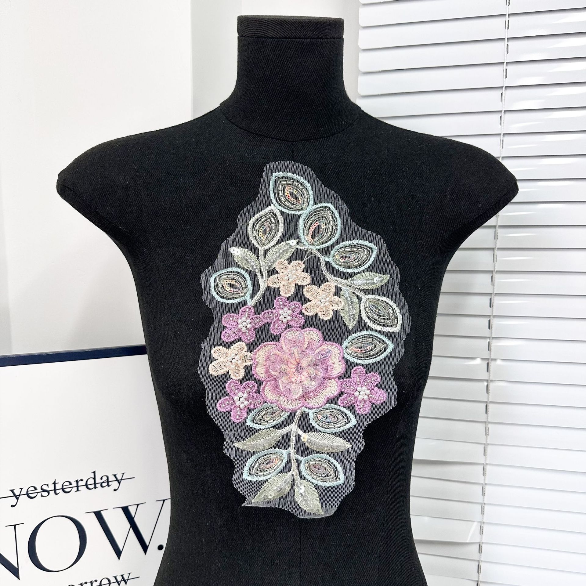 Hermoso hilo de malla bordado tridimensional tela de flores de color pegada ropa de rendimiento ropa de baile accesorios ropa de chicas