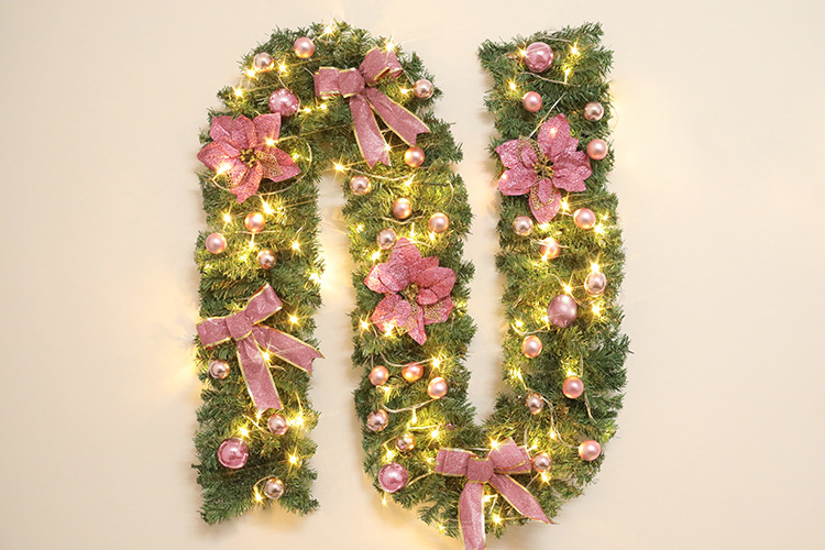 공 꽃 활과 램프를 가진 핑크